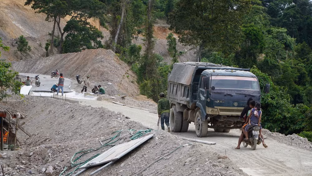 Tuyến đường vào bản Cò Phạt, bản Búng cùng một cầu treo trị giá hơn 26 tỷ đồng đang được đơn vị khẩn trương thi công để sớm đưa vào hoạt động.
