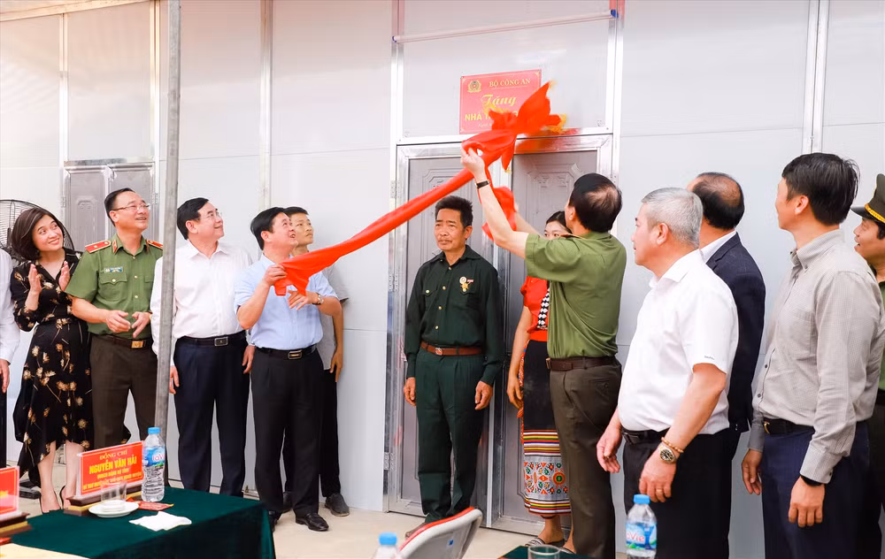 Bàn giao tình nghĩa mẫu cho hộ nghèo ở bản Văng Môn (Tam Hợp).