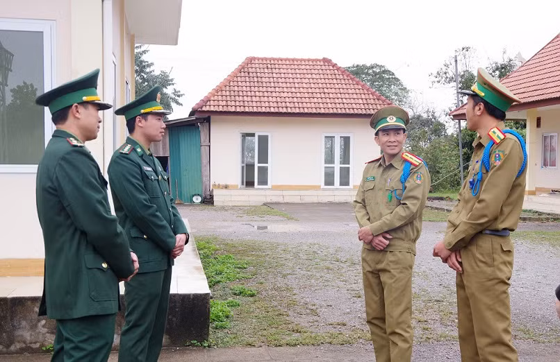 Lực lượng chức năng Việt Nam và Lào ở cửa khẩu Thông Thụ-Nậm Táy thường xuyên trao đổi thông tin, tình hình an ninh trật tự vùng biên liên quan. Lực lượng chức năng Việt Nam và Lào ở cửa khẩu Thông Thụ-Nậm Táy thường xuyên trao đổi thông tin, tình hình an ninh trật tự vùng biên liên quan.