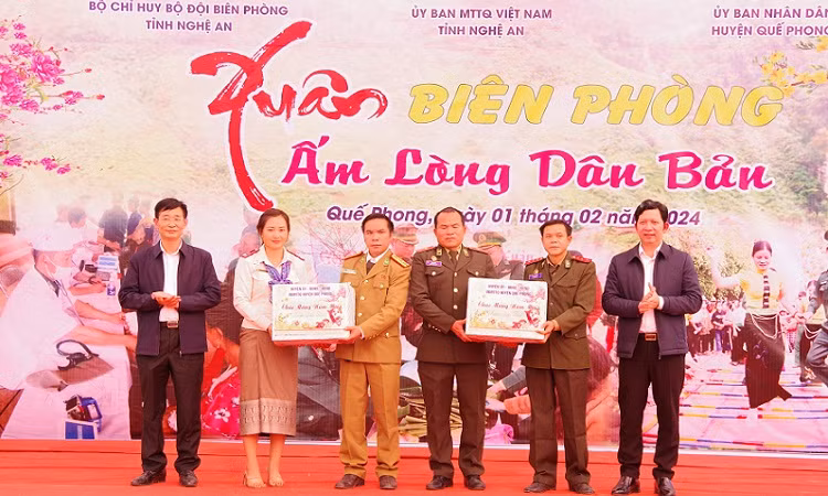 Tặng quà cho các đơn vị bảo vệ biên giới của nước bạn Lào.