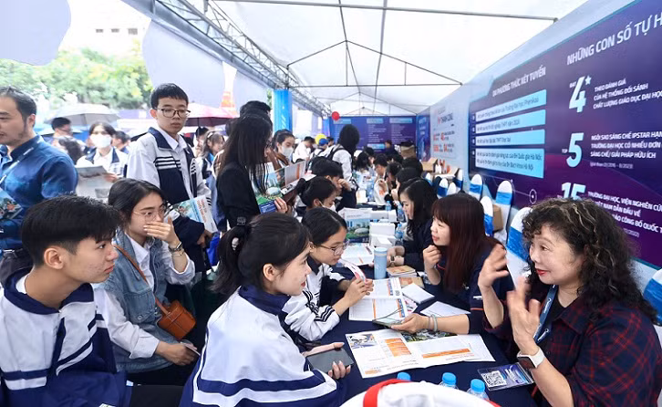 Đại diện các trường đại học tư vấn các ngành, nghề cho học sinh. Đại diện các trường đại học tư vấn các ngành, nghề cho học sinh.