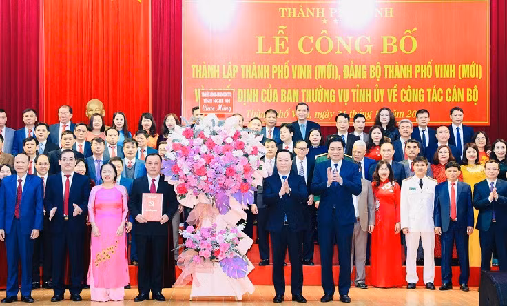 Tặng hoa chúc mừng Đảng bộ và nhân dân thành phố Vinh. Tặng hoa chúc mừng Đảng bộ và nhân dân thành phố Vinh.