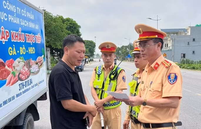 Kiểm tra an toàn giao thông.