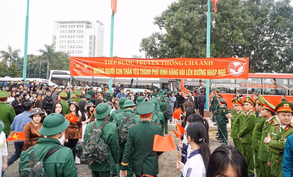 Những người con thân yêu thành phố Vinh hăng hái lên đường nhập ngũ.