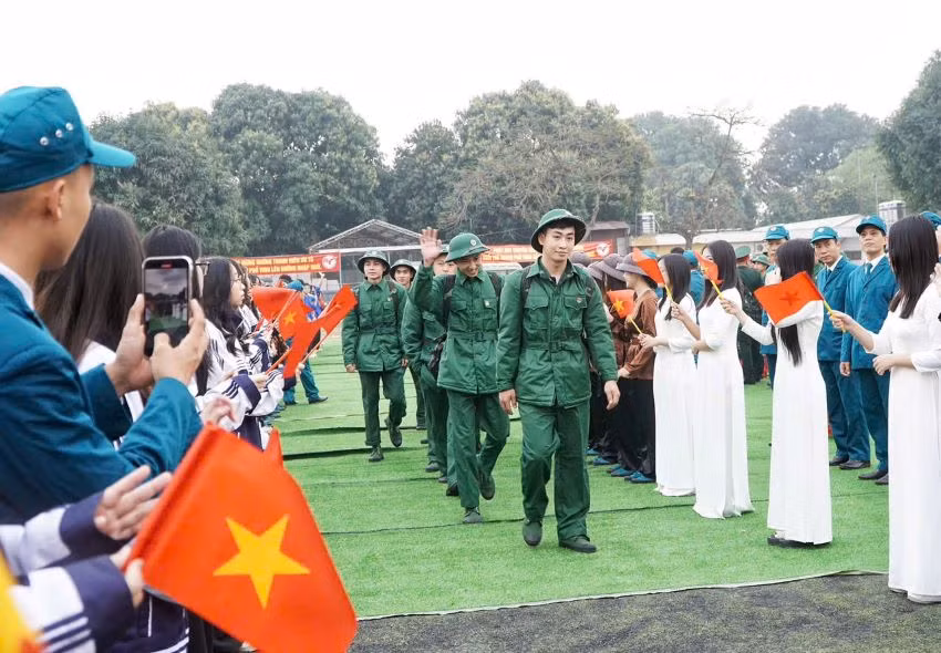 Thanh niên quê Bác hăng hái lên đường nhập ngũ.