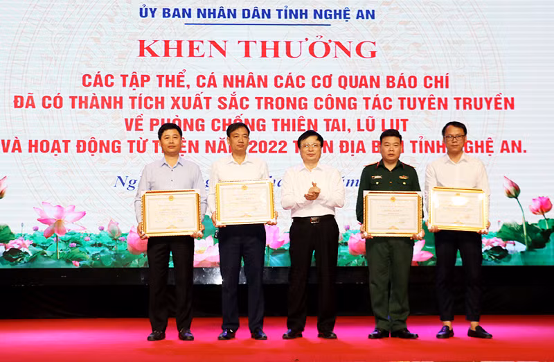 Phó Chủ tịch Ủy ban nhân dân tỉnh Nghệ An Bùi Đình Long trao Bằng khen của Chủ tịch Ủy ban nhân dân tỉnh cho các tập thể.
