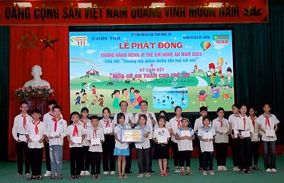 Trao quà cho các trẻ em có hoàn cảnh khó khăn trên địa bàn huyện Đô Lương.