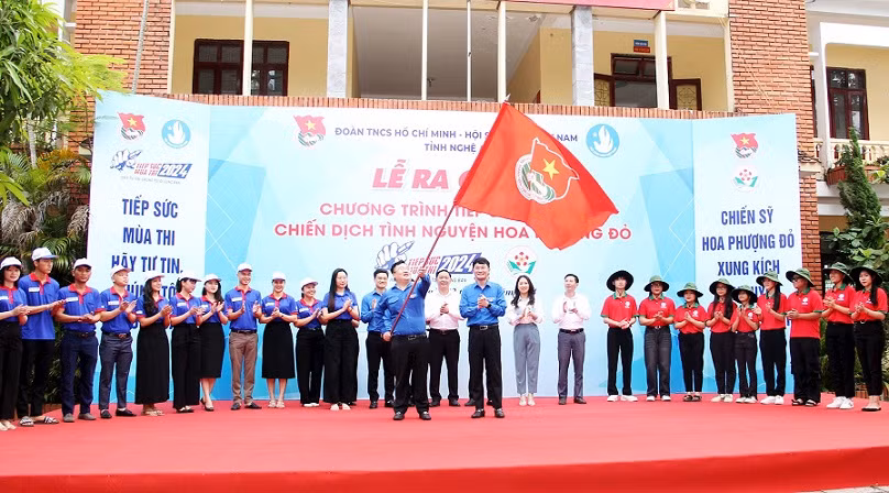 Nghi thức trao cờ Quyết thắng, ra quân Chương trình "Tiếp sức mùa thi" và Chiến dịch "Hoa phượng đỏ" năm 2024. Ảnh: Thanh Quỳnh.