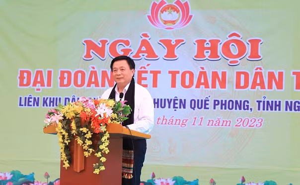 Đồng chí Nguyễn Xuân Thắng phát biểu, bày tỏ ấn tượng khi chứng kiến không khí phấn khởi của bà con liên khu dân cư xã Tri Lễ. Đồng chí Nguyễn Xuân Thắng phát biểu, bày tỏ ấn tượng khi chứng kiến không khí phấn khởi của bà con liên khu dân cư xã Tri Lễ.