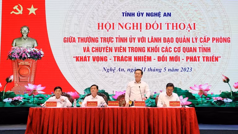 Các đồng chí chủ trì hội nghị giải đáp mọi câu hỏi và trăn trở của các đại biểu.