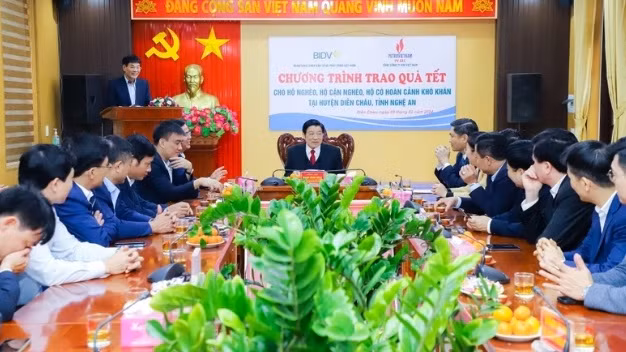 Đồng chí Phan Đình Trạc, Trưởng Ban Nội chính Trung ương dự Chương trình trao quà Tết cho người nghèo huyện Diễn Châu.