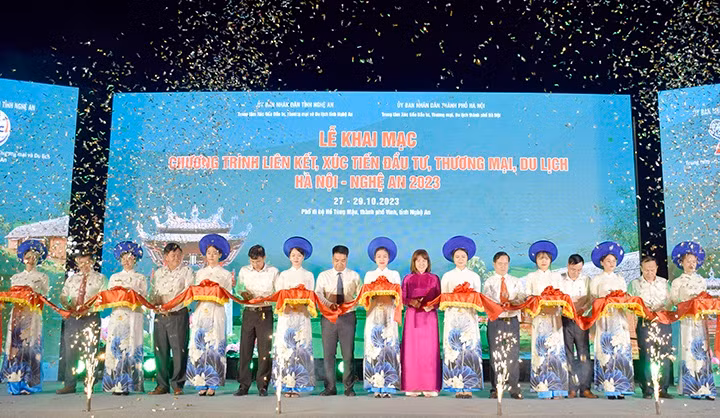 Cắt băng khai mạc chương trình.