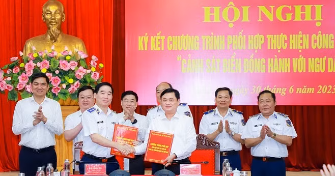 Ký kết chương trình phối hợp thực hiện công tác dân vận “Cảnh sát biển đồng hành với ngư dân". (Ảnh: Thành Duy)