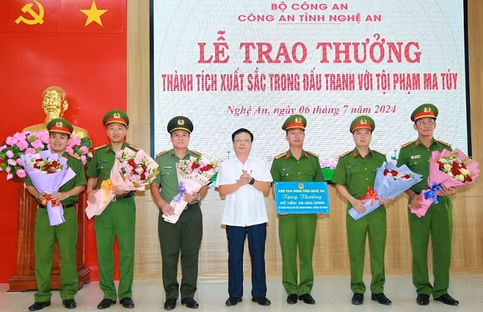 Phó Chủ tịch UBND tỉnh Nghệ An trao thưởng các đơn vị có thành tích xuất sắc trong đấu tranh với tội phạm ma túy. Phó Chủ tịch UBND tỉnh Nghệ An trao thưởng các đơn vị có thành tích xuất sắc trong đấu tranh với tội phạm ma túy.