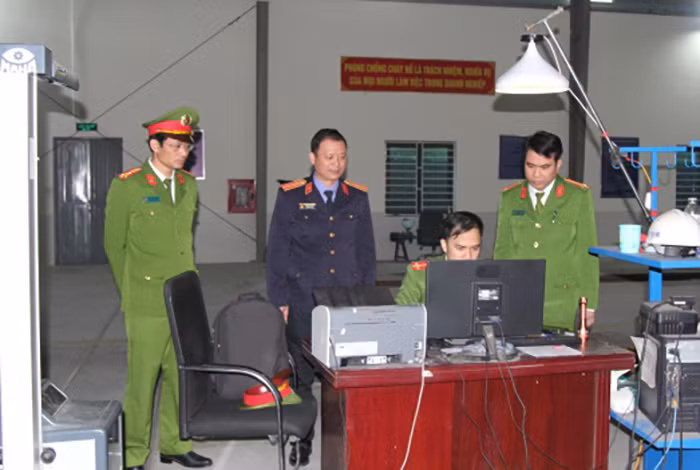 Tiến hành khám xét Trung tâm đăng kiểm xe cơ giới 37-09D. Tiến hành khám xét Trung tâm đăng kiểm xe cơ giới 37-09D.