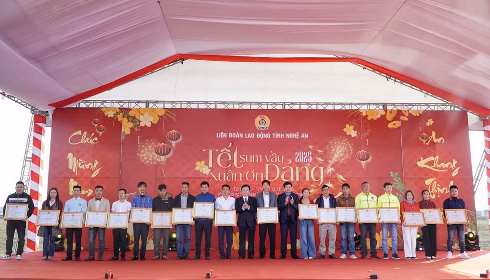 Ủy ban nhân dân tỉnh Nghệ An đã tặng Bằng khen cho 40 công nhân, lao động tiêu biểu, đã đạt được nhiều thành tích cao trong lao động, sản xuất.