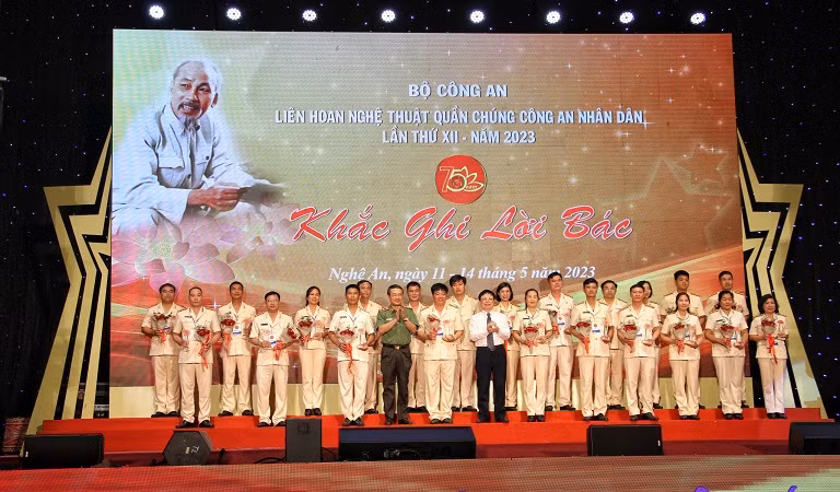 Tặng hoa cho các đoàn tham dự liên hoan.