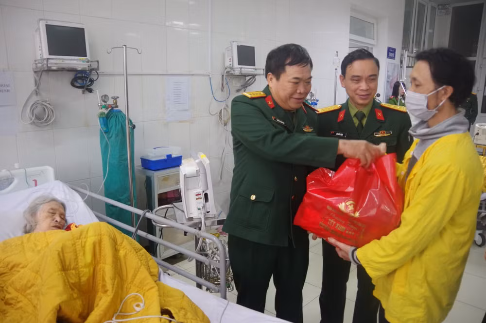 Thăm hỏi và tặng quà cho bệnh nhân nặng.
