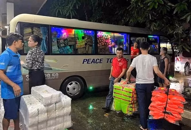 Tập kết hàng cứu trợ lên xe.