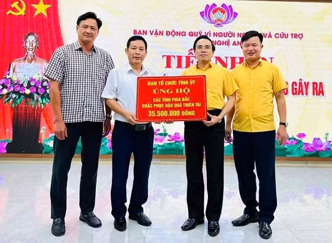 Ban Tổ chức Tỉnh ủy Nghệ An trao tiền ủng hộ.