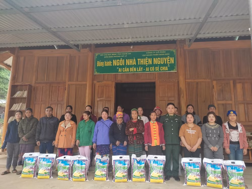 Đồn Biên phòng Mỹ Lý tặng gạo cho các hộ nghèo dịp Tết nguyên đán Quý Mão 2023.