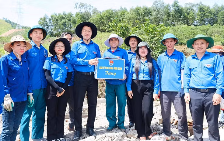Bí thư Trung ương Đoàn Ngô Văn Cương kiểm tra, thăm, tặng quà các đội thanh niên tình nguyện tham gia hỗ trợ Dự án đường dây 500Kv mạch 3 tại Nghệ An. Bí thư Trung ương Đoàn Ngô Văn Cương kiểm tra, thăm, tặng quà các đội thanh niên tình nguyện tham gia hỗ trợ Dự án đường dây 500Kv mạch 3 tại Nghệ An.
