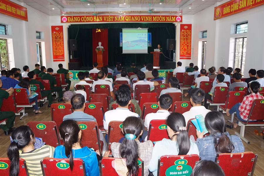 Bộ đội Biên phòng Nghệ An tổ chức tuyên truyền tập trung đến các chủ phương tiện, thuyền trưởng và ngư dân.