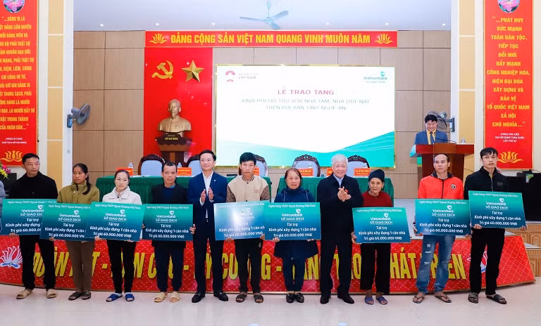 Đồng chí Đỗ Văn Chiến trao tặng 10 căn nhà Đại đoàn kết, trị giá 600 triệu đồng cho 10 hộ nghèo tại xã Bồng Khê. Đồng chí Đỗ Văn Chiến trao tặng 10 căn nhà Đại đoàn kết, trị giá 600 triệu đồng cho 10 hộ nghèo tại xã Bồng Khê.