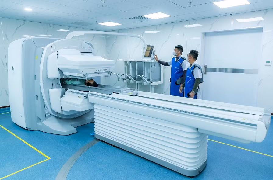 Bệnh nhân điều trị bằng hệ thống SPECT/CT hiện đại. Bệnh nhân điều trị bằng hệ thống SPECT/CT hiện đại.