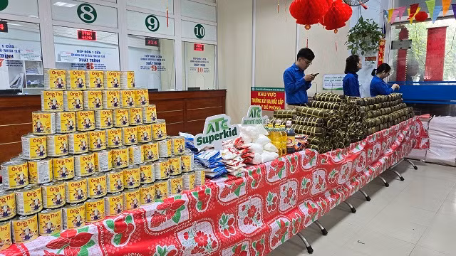 Bệnh viện chuẩn bị hàng hóa tết tại "Gian hàng 0 đồng". Bệnh viện chuẩn bị hàng hóa tết tại "Gian hàng 0 đồng".