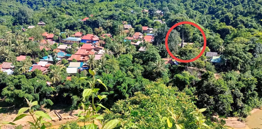 Tháp cổ (vòng tròn màu đỏ) nằm cạnh bờ sông Nậm Nơn thơ mộng và bản Yên Hòa thanh bình. Tháp cổ (vòng tròn màu đỏ) nằm cạnh bờ sông Nậm Nơn thơ mộng và bản Yên Hòa thanh bình.