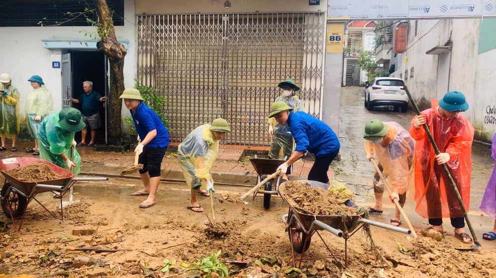 Mọi người đều cố gắng hết mình để sớm khắc phục những hậu quả nặng nề sau khi bão đi qua.