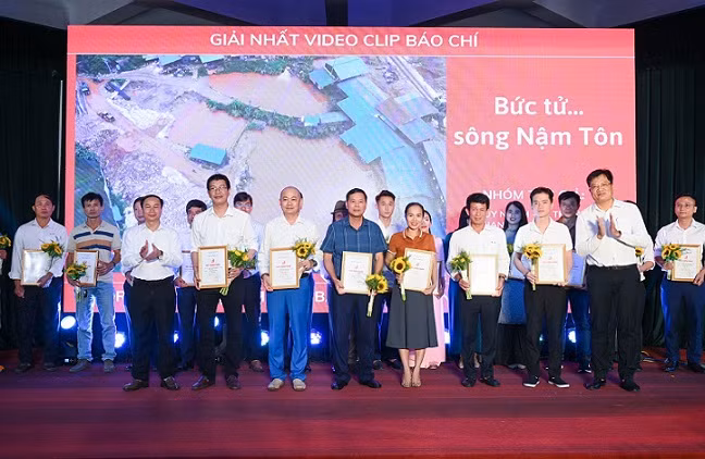 Trao giải Nhất thể loại ảnh báo chí cho nhóm tác giả Từ Thành-Thành Chung. (Ảnh: Thành Cường)