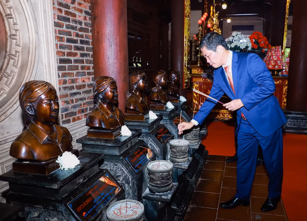 Đồng chí Trần Tuấn Anh cùng đoàn đã thắp hương tưởng niệm 13 liệt sĩ thanh niên xung phong hy sinh ngày 31/10/1968. (Ảnh: Thành Duy) Đồng chí Trần Tuấn Anh cùng đoàn đã thắp hương tưởng niệm 13 liệt sĩ thanh niên xung phong hy sinh ngày 31/10/1968. (Ảnh: Thành Duy)