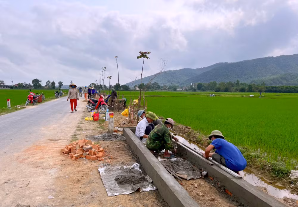 Người dân Hưng Yên Nam làm đường giao thông nông thôn. Người dân Hưng Yên Nam làm đường giao thông nông thôn.