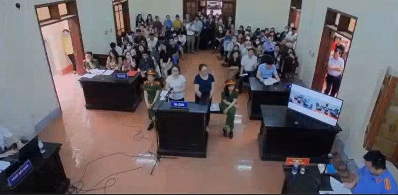 Phiên tòa xét xử sơ thẩm vụ án xảy ra tại Trung tâm Giáo dục nghề nghiệp-Giáo dục thường xuyên huyện Hưng Nguyên.