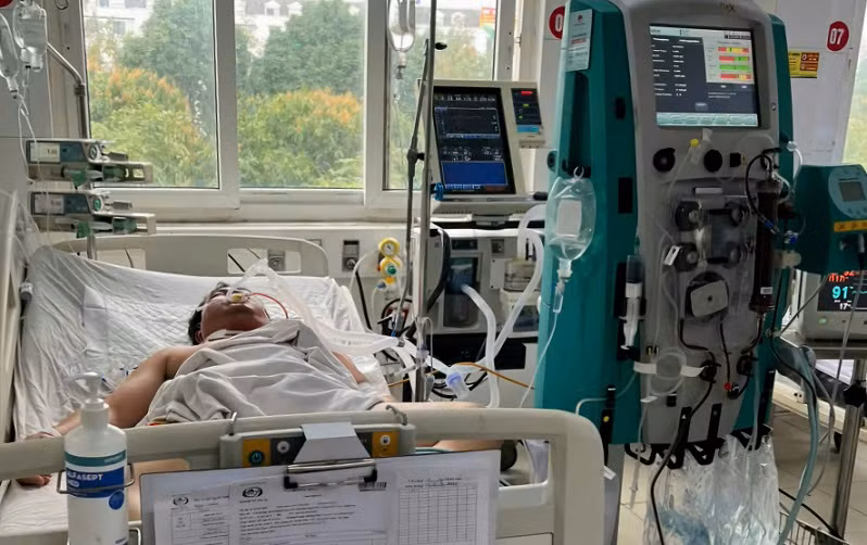 Bệnh nhân Aloun Sack điều trị tại Khoa Hồi sức tích cực trong tình trạng nguy cơ tử vong cao.