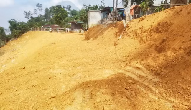Xử lý tạm thời các vết nứt, hạ thấp điểm sạt lở, lu lèn các vết nứt. (Ảnh Thanh Phúc) Xử lý tạm thời các vết nứt, hạ thấp điểm sạt lở, lu lèn các vết nứt. (Ảnh Thanh Phúc)