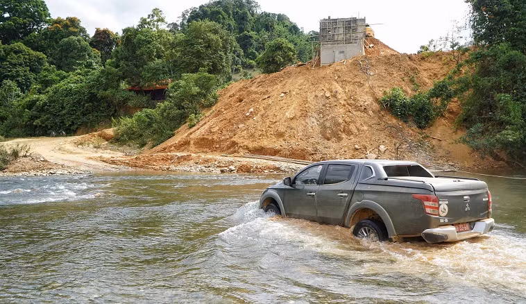 Ít tháng nữa, cây cầu treo thứ 4 hoàn thành, thì đường vào bản Búng sẽ chấm dứt cảnh lội suối.