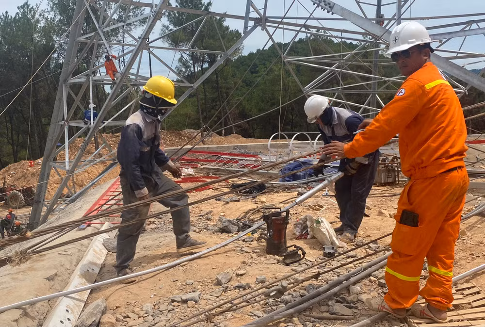 Đội ngũ kỹ sư, công nhân vẫn miệt mài thi công để bảo đảm tiến độ cam kết với nhà đầu tư. Đội ngũ kỹ sư, công nhân vẫn miệt mài thi công để bảo đảm tiến độ cam kết với nhà đầu tư.