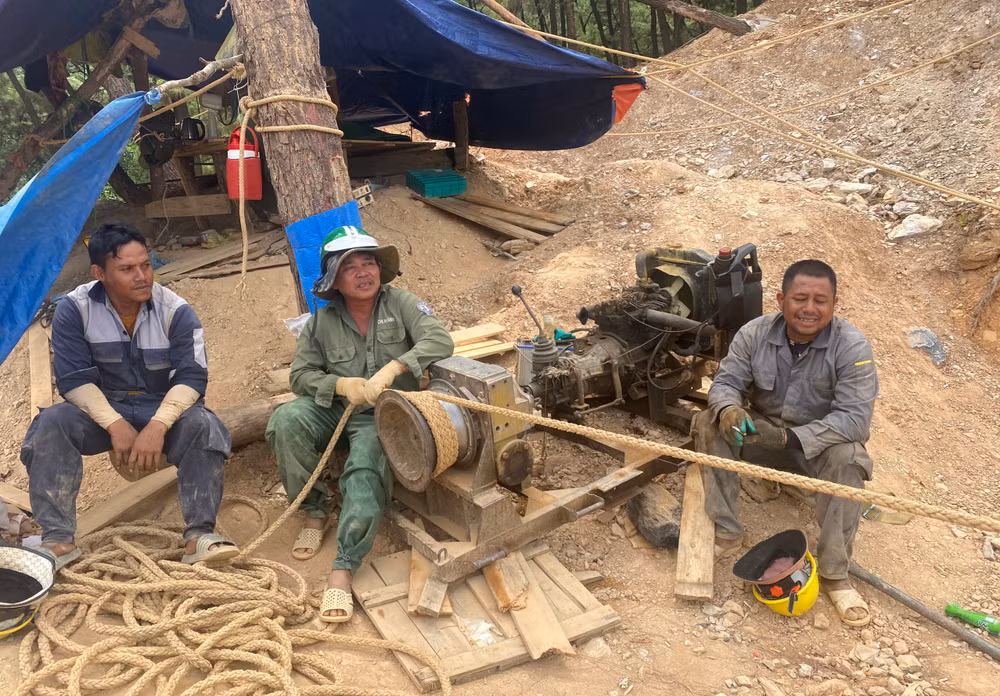 Một nhóm công nhân tranh thủ nghỉ ngơi để tránh bị sốc nhiệt do nắng nóng. Một nhóm công nhân tranh thủ nghỉ ngơi để tránh bị sốc nhiệt do nắng nóng.