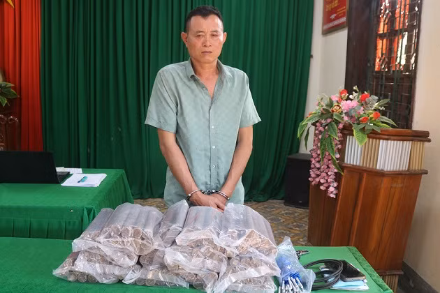 Đối tượng Lê Văn Đạt và tang vật thuốc nổ.