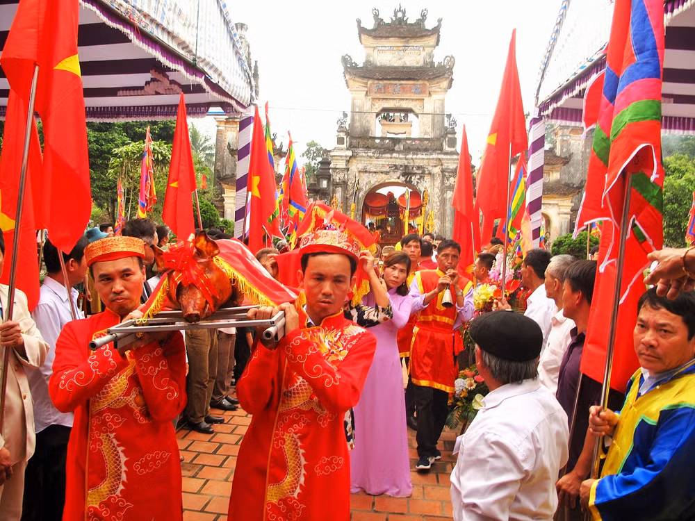 Đông đảo con cháu, du khách, người dân trong vùng về dự lễ hội Đền Nguyễn Xí vào ngày 30 tháng Chạp hàng năm.