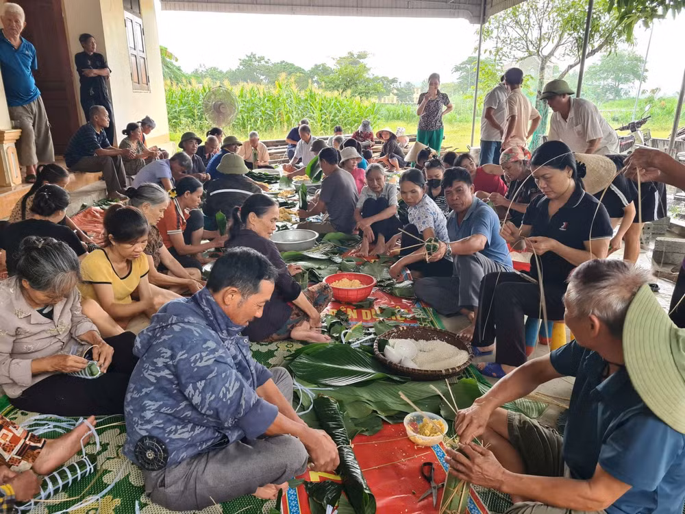 Người dân xã Võ Liệt (huyện Thanh Chương, tỉnh Nghệ An) tập trung gói bánh chưng, bánh tét gửi bà con vùng lũ.