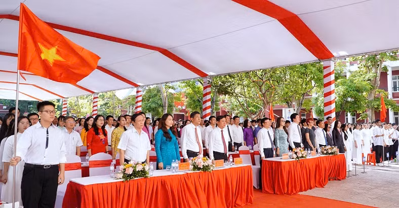 Lãnh đạo tỉnh Nghệ An và Sở Giáo dục và Đào tạo dự lễ khai giảng năm học mới tại Trường THPT Huỳnh Thúc Kháng. Lãnh đạo tỉnh Nghệ An và Sở Giáo dục và Đào tạo dự lễ khai giảng năm học mới tại Trường THPT Huỳnh Thúc Kháng.