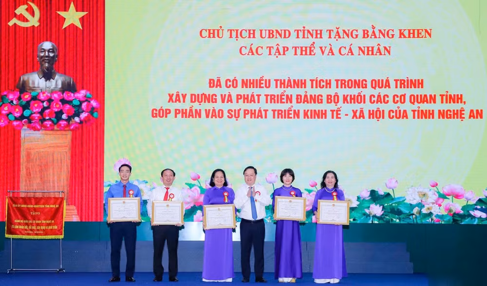 Chủ tịch Ủy ban nhân dân tỉnh Nghệ An Nguyễn Đức Trung tặng Bằng khen cho các tập thể đã có nhiều thành tích trong quá trình xây dựng và phát triển của Đảng bộ Khối, góp phần vào sự phát triển kinh tế-xã hội của tỉnh Nghệ An.