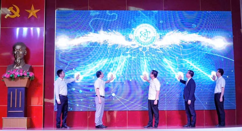 Các đại biểu bấm nút khai mạc Ngày hội khởi nghiệp đổi mới sáng tạo tỉnh Nghệ An mở rộng năm 2024.