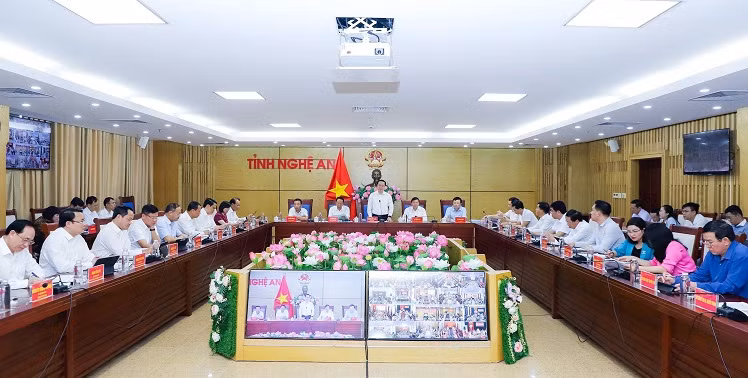 Tại phiên họp thường kỳ của Ủy ban nhân dân tỉnh Nghệ An tháng 9/2024. Tại phiên họp thường kỳ của Ủy ban nhân dân tỉnh Nghệ An tháng 9/2024.