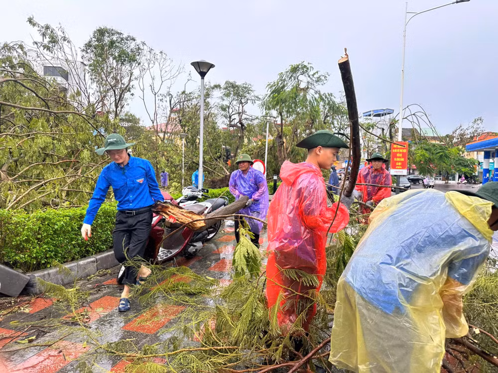 Mọi người đều cố gắng hết mình để sớm khắc phục những hậu quả nặng nề sau khi bão đi qua.