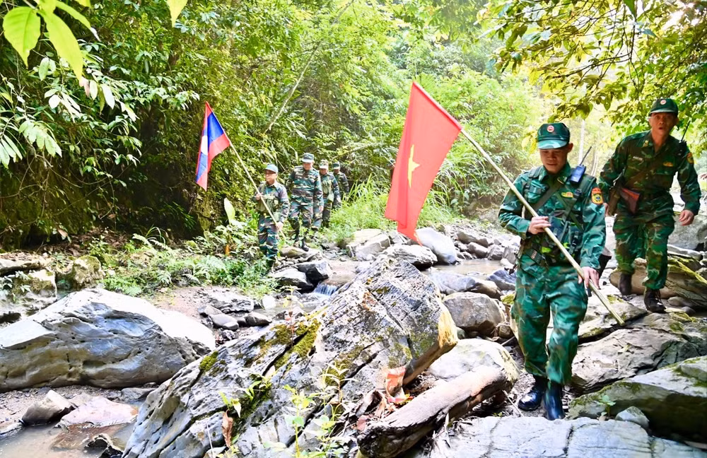 Thường xuyên tổ chức tuần tra chung biên giới giữa Bộ đội biên phòng Nghệ An và ba tỉnh nước bạn Lào cùng chung biên giới với Nghệ An. (Ảnh LÊ THẠCH)